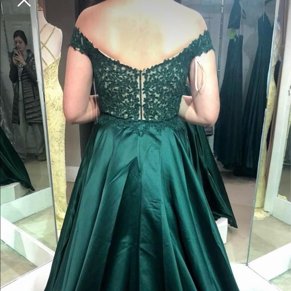 FAVIANA Style 10422- Emerald Green Off-Shoulder Dress (NEW W TAG +FREE SHIPPING) - Picture 3 of 8